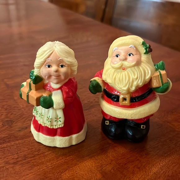 Vintage Hallmark Cards Inc Santa & Mrs. Claus Plastic Salt and Pepper Shakers - Picture 1 of 12